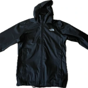The North Face jacka (S) - Svart vind/regnjacka från The North Face. Jackan har använts ett fåtal gånger, skicket är så gott som nytt. Storlek S. Hör av er för fler bilder