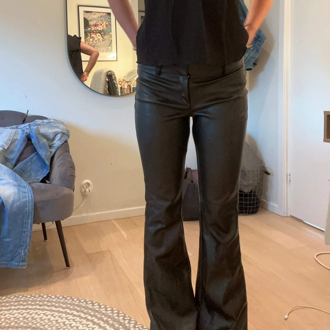 Svarta bootcut byxor i skinnimitation - 2