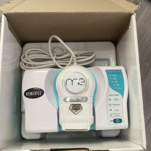 HOMEDICS elos Quartz hårborttagningsapparat - Säljer en HOMEDICS elos Quartz hårborttagningsapparat i vit och turkos design. Den har digitala nivåinställningar och indikator för patronstatus. Handenheten har en synlig ljusmodul med blå och orange detaljer. Perfekt för smidig hårborttagning hemma. Obs Aldrig använd aldrig testad helt orörd! Pris går att diskutera!! 
