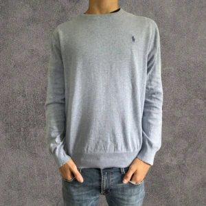 Ljusblå tröja Polo Ralph Lauren M - Denna Ralph lauren tröjan i strl m slimfit är babyblå och är riktigt snygg. . 