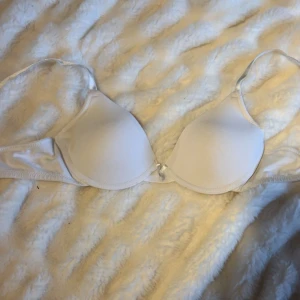 Vit bh  - Vit bh från Lindex i strl 70 B med en roset i mitten 💕