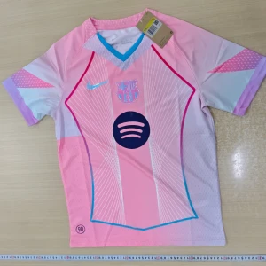 Barcelona fotbollströja - Barcelona fotbollströja  Rosa och ljusblå Barcelona fotbollströja.  • Färg: Rosa/blå • Storlek: Finns i flera storlekar (kontakta för val av storlek) • Skick: Helt ny - aldrig använd