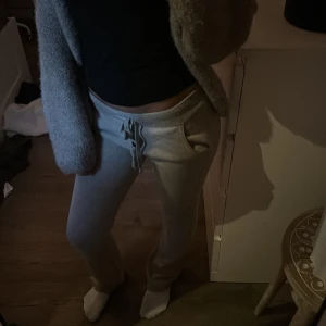 Soft goat cashmere byxor - Säljer ett par beiga mjukisbyxor från Soft goat i storlek xs. Byxorna har ribbad midja med snörning och fickor där fram men inga där bak. Medelhög midja men kan upplevas lite större även om det är xs. Köptes 2023 och ej kommit till användning samt ursprungspris är 3000.🌸