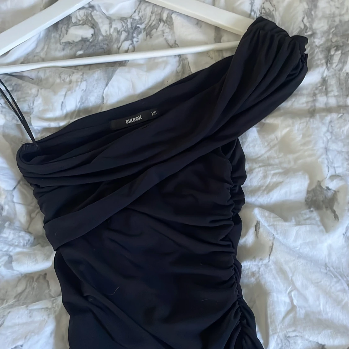 Svart oneshoulder klänning Bik Bok XS - 2