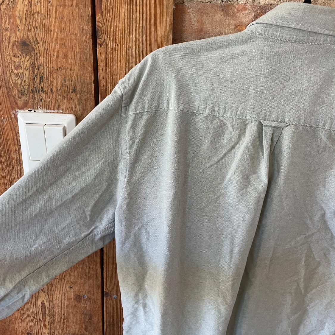 Ljusgrå beige skjorta från These Glory Days - 3