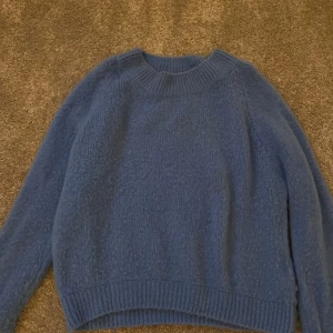 Blå stickad tröja från Y'coo Paris - Jättefin stickad tröja från en butik i Paris! Jättebra skick och köpt för 500kr. Materialet är väldigt mysigt och lent!