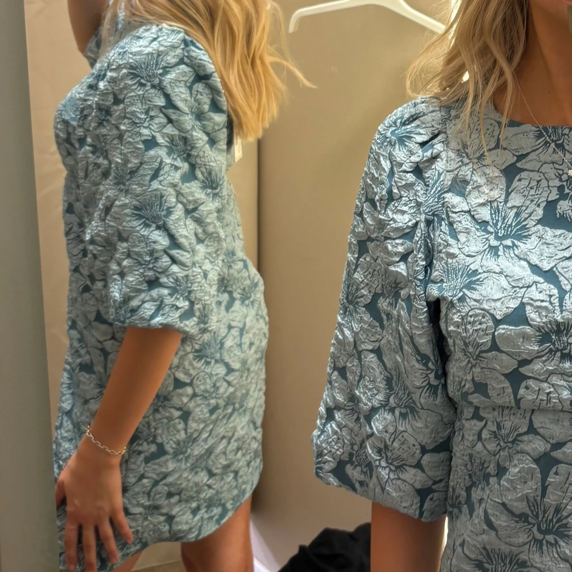 Blommig ljusblå kortklänning - 1