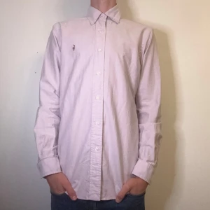 Rosa Ralph Lauren skjorta Herr S, Small - Säljer nu en riktigt snygg rosa Ralph Lauren skjorta | storlek S | modellen är ca 171cm och 56kg | skick 9,5/10, använd några enstaka gånger, inga defekter | skriv vid frågor! // HLselling