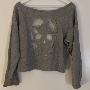 Cool tröja - Supercool tröja med en urklippt döskalle baktill. 