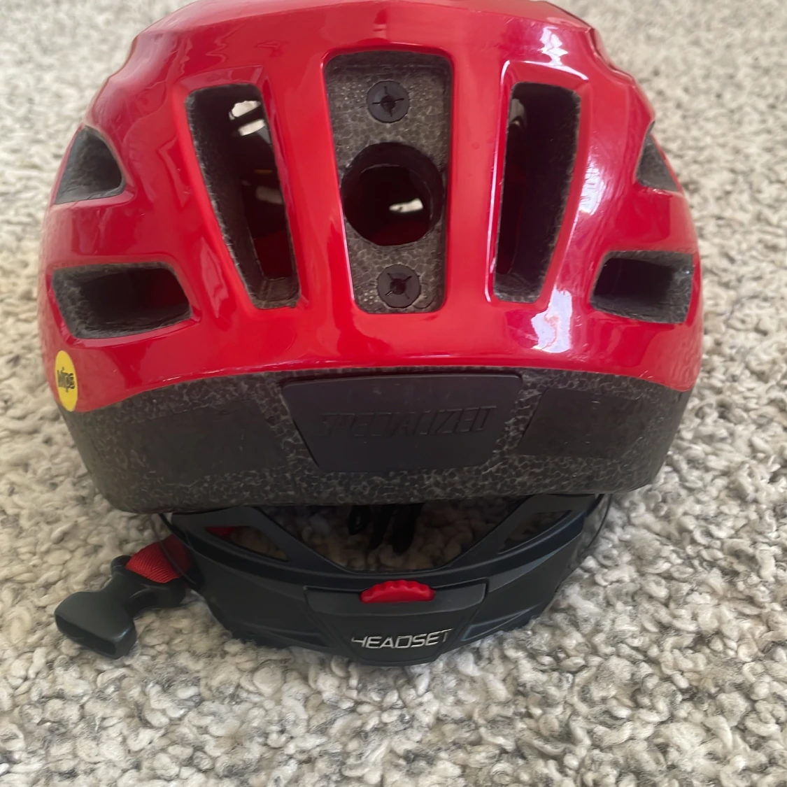 Röd cykelhjälm från Specialized - 1