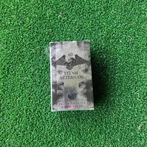 AD Vitam Aeternam Eau de Toilette - AD Vitam Aeternam Eau de Toilette från Real Time, 100 ml. Flaskan är transparent med en unik, kantig design och har ett silvrigt lock med texten 'AVA'. Svart tryck med vingar och logotyp på framsidan. Kommer i en svart, geometriskt mönstrad kartong.