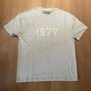 Essentials T-shirt ”1977” - Köpt nyligen på Vinted men var för stor för mig. Den är i XS men jag skulle säga att den passar M.           (Vet inte varför men jag kan inte byta storlek på Plick så det står L)