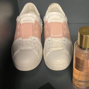 intressekoll på mina rosa valentinos - funderar på att sälja om det erbjuds ett bra pris eftersom det är lite för stora, självklart äkta 