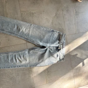 Eytys jeans - Säljer dessa jättesnygga jeans från Eytys då de har blivit för små för mig. Använda ett fåtal gånger! Storlek 29/34. Kan användas av S/M beroende på vilken midja som önskas (låg eller hög). Priset kan diskuteras vid snabb affär.💓