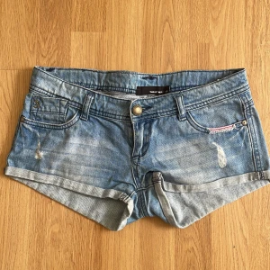 Säljer de här fina shortsen med lite rosa detaljer! - Jeansshortsen är i strl 36 och är i nyskick då jag endast testat de💕