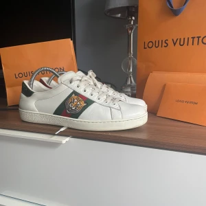 Gucci ace  - Tjena! Säljer nu ett par feta Gucci ace i uk 8 (42). De är i bra skick men lite små defekter men inget stort. Inga tillbehör. Kom pm för mera frågor! 