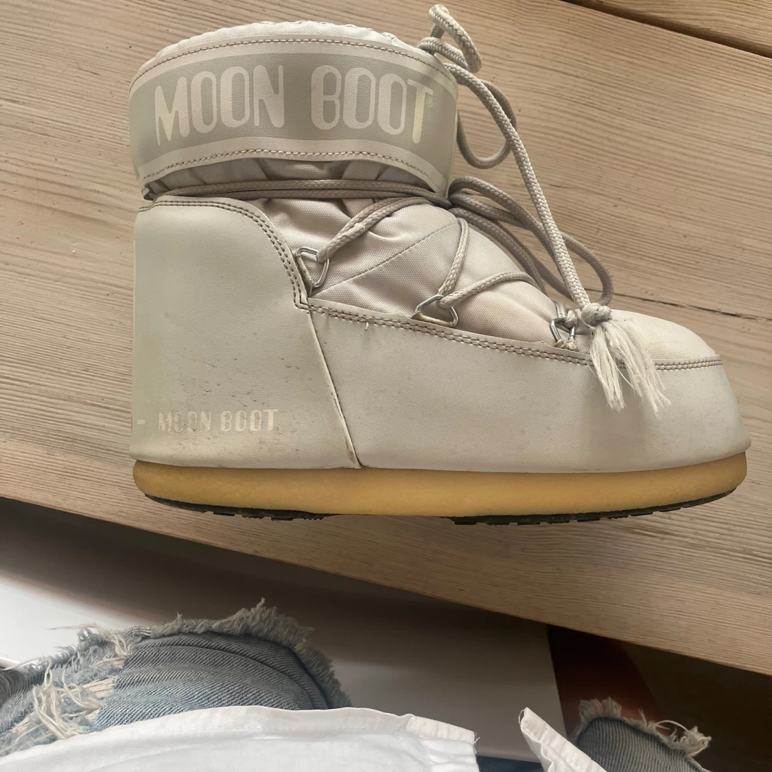 Moon Boot i ljusgrått med snörning
