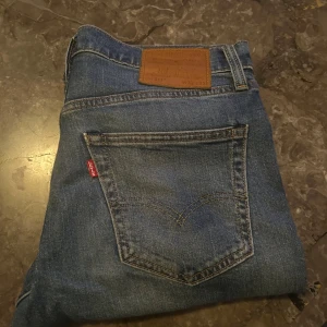 Levi's 511 blå jeans W32 L32 - Levis jeans W32 L32, använda 5 gånger. Inköpa för 1300 kr säljer för 600 kr 