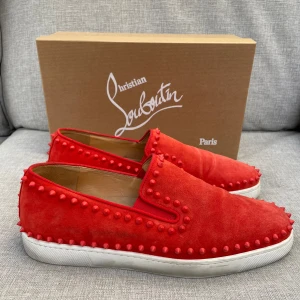 Louboutin skor  - Hej! Säljer nu dessa sjukt snygga Loubs skor. Skorna är i fint skick!Har ett begränsat antal boxar och dustbag! Hör gärna av dig vid frågor 