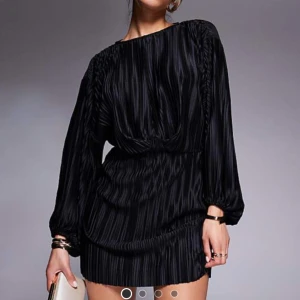 Klänning - Så fin klänning från asos design i storlek 34. Bara använd 1 gång. Nypris 539😊