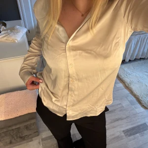Beige skjorta i satin från H&M - Säljer rn snygg beige skjorta från H&M i mjukt satinliknande material💞