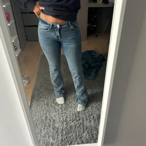  H&M jeans  -  Säljer dessa skitsnygga jeans från H&M. Super lågmidjade och fina! 