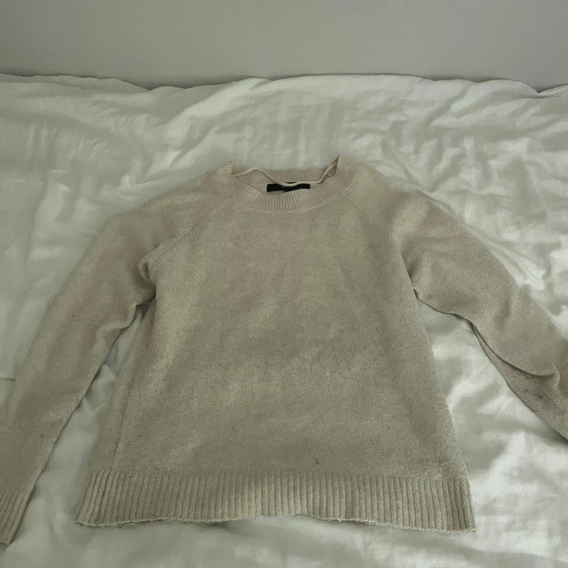 Beige stickad tröja med rund hals