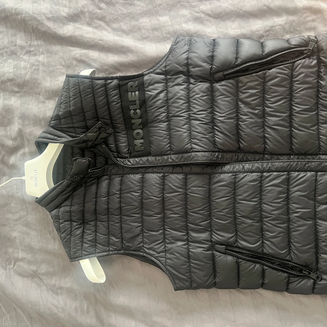 Svart dunväst från Moncler