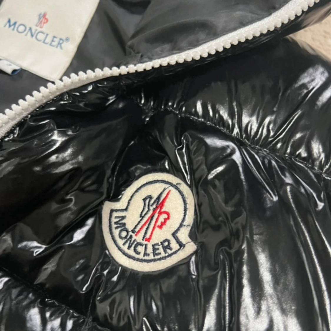 Svart glansig dunväst från Moncler - 1