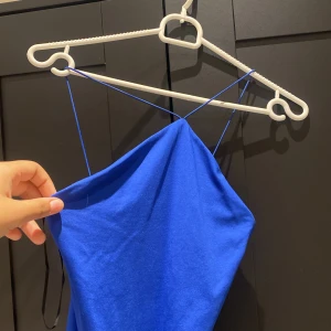 Blå body - Snygg blå body från H&M i storlek S med tunna axelband.