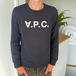 A.P.C tröja  - Säljer en A.P.C tröja som endast är använd nån gång! Hör gärna av dig om du har frågor! 
