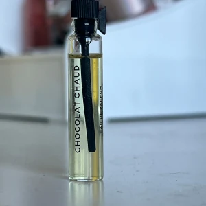 Chocolat Chaud Eau de Parfum - En chokladgourmand parfym från Essnce. Bara testad en gång, så är som ny.