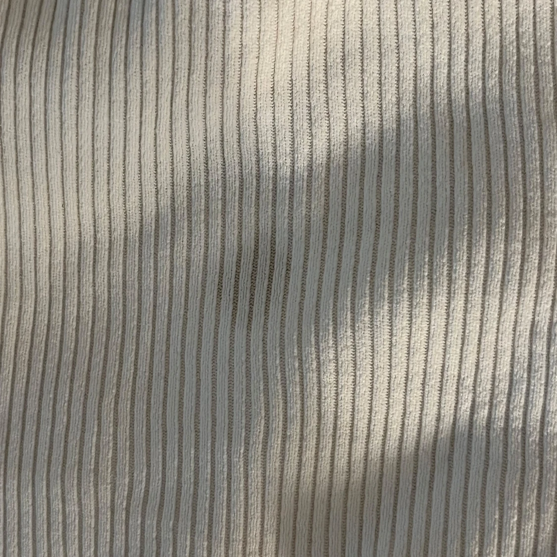 Vit ribbad topp med puffärm från ONLY - 2