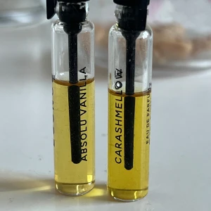 Parfymprover Absolu Vanilla & Carashmellow - Två parfymtesters från Essnce. Carashmellow har noter av karamell, mjölk, honung, kumarin och vanilj. Ska vara lik Bianco Latte. Absolu Vanilla som har noter av vaniljorkide, vanilj, tonkaböna, bärnstensskog, mysk och brunt socker. Två vaniljbomber som kommer få dig att dofta som en nybakad bulle.