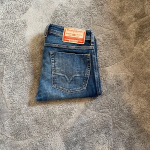 Blå bootcut jeans från Diesel - Tjena säljer nu dem här feta Jensen från Disel Industry i passform Bootcut  dem var inköpta för ungefär 1 år sen använda ett par gånger och känner nu för att sälja dem.  Jag har en bild på hur dem sitter på mig längst bak. 