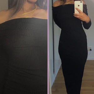 Svart offshoulder långklänning - Säljer en svart långklänning med offshoulder-design och smal passform. Klänningen har diskreta ribbade detaljer och är helt ärmlös upptill, vilket ger en snygg och stilren look. Perfekt för dig som gillar minimalistisk och elegant stil. Köpt på boohoo 