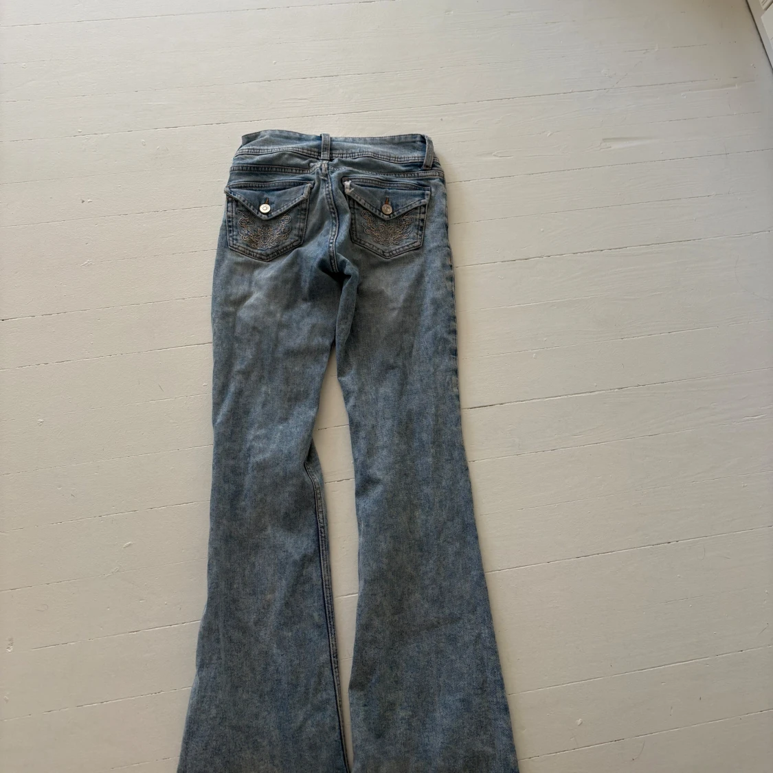 Lågmidjade lågblåa jeans 