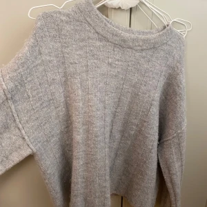 Stickad tröja - Stickad tröja från gina, den är i xs men lite oversized🩷