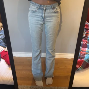 Bootcut ljusblå jeans från Gina tricot - Säljer ett par ljusblå bootcut jeans från Perfect Jeans i storlek 34. Jeansen har klassisk femficksdesign, knapp och dragkedja framtill samt raka ben med lätt utsvängd form. Lowwaist/midwaist