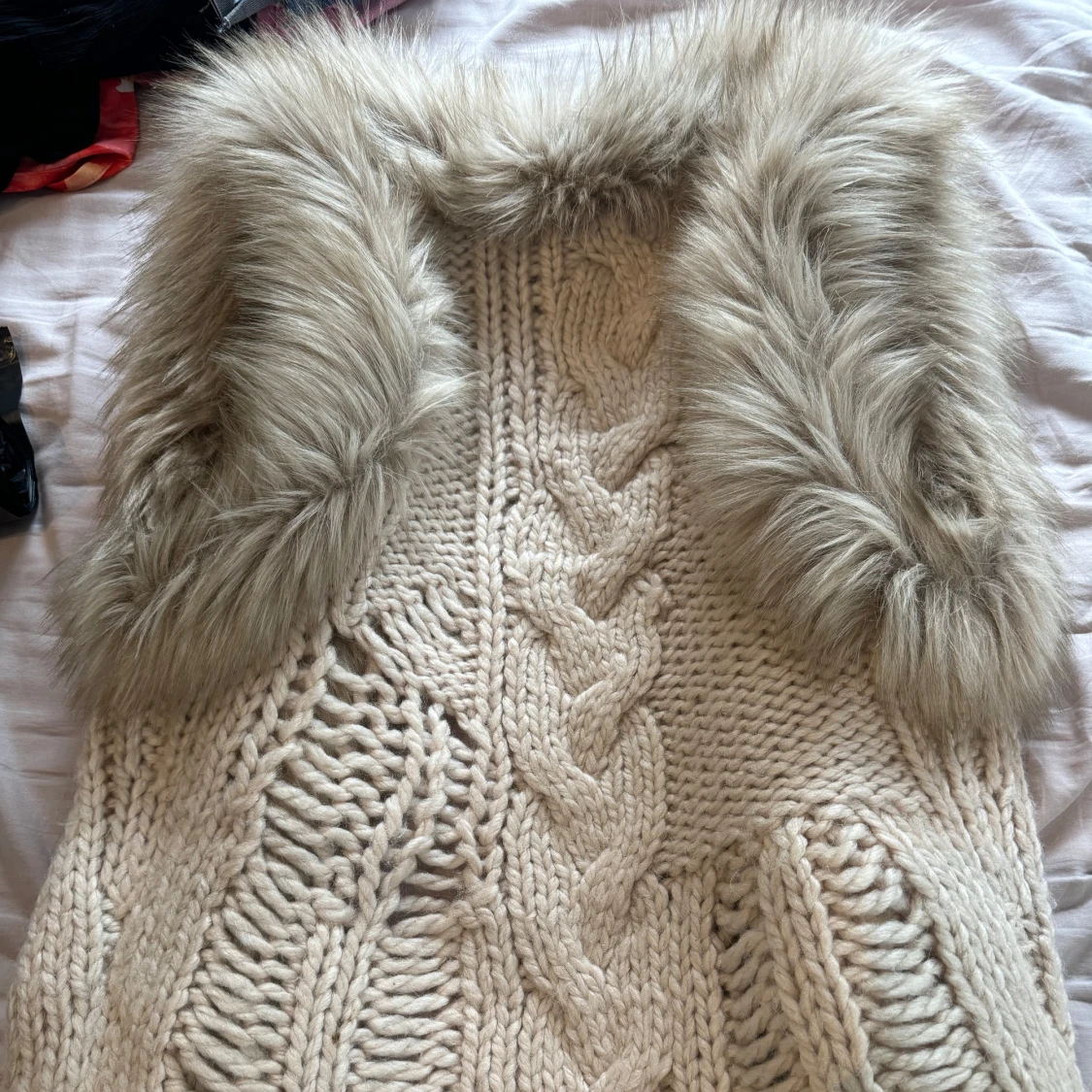 Beige stickad pälsväst med fluffig krage - 1