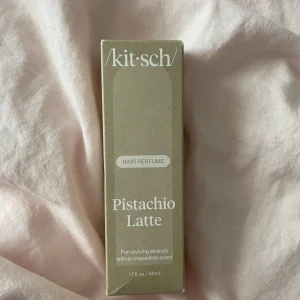 Kitsch Pistachio Latte hårparfym - Kitsch Pistachio Latte hårparfym. Doften är varm, söt och nötig med inslag av pistage och kaffe. Flaskan rymmer 50 ml. Helt ny.