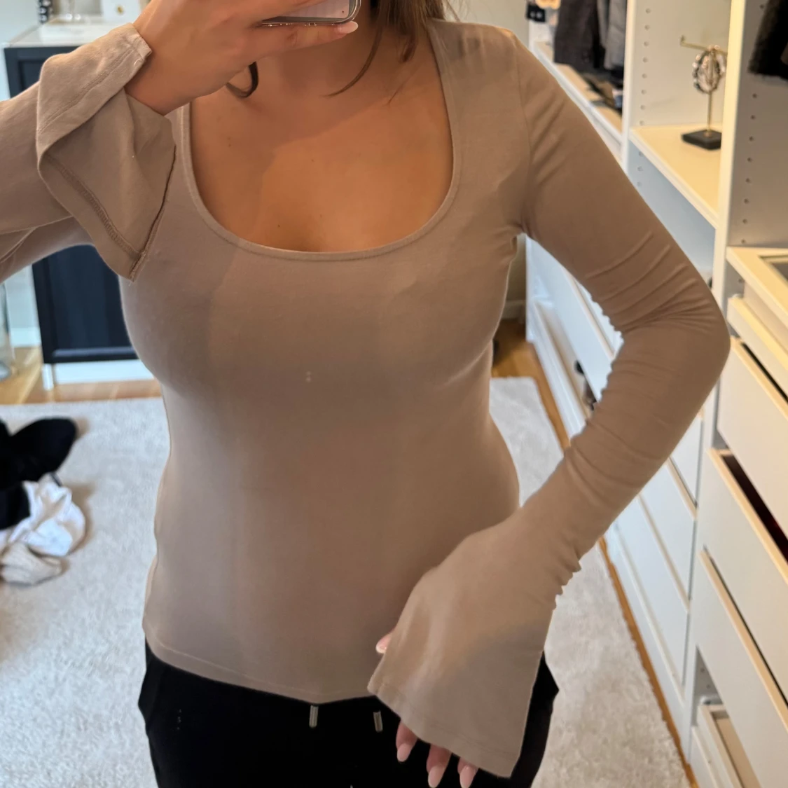 Beige långärmad topp med utsvängda ärmar