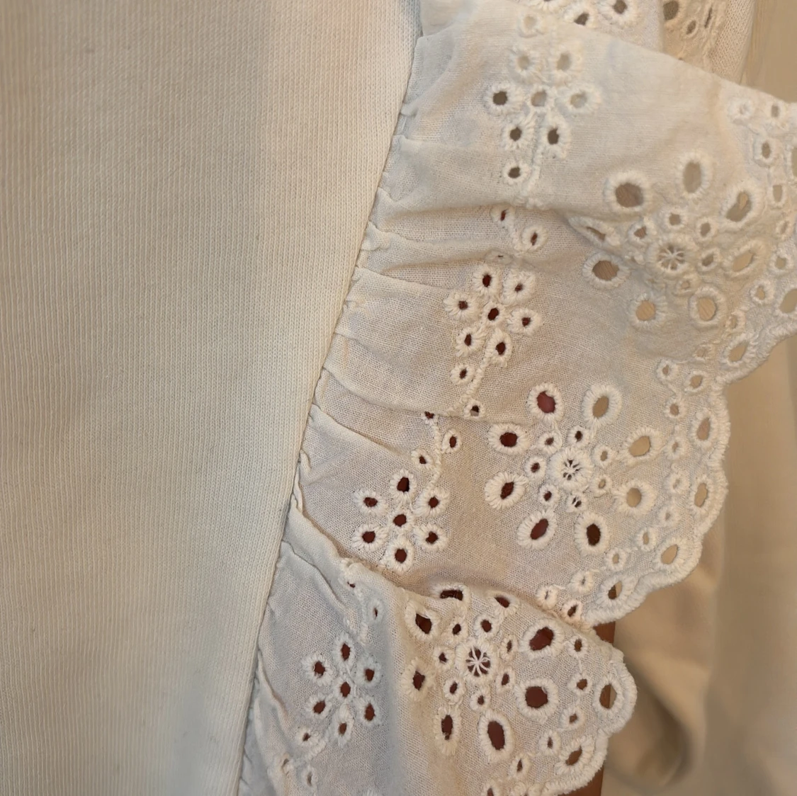 Vit tröja med volang - 3