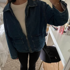 Jeansjacka H&M - Oanvänd jeansjacka från hm, slutsåld! 
