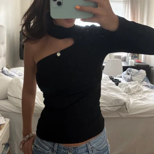 Svart oneshoulder polotopp - Skitsnygg one shoulder topp!