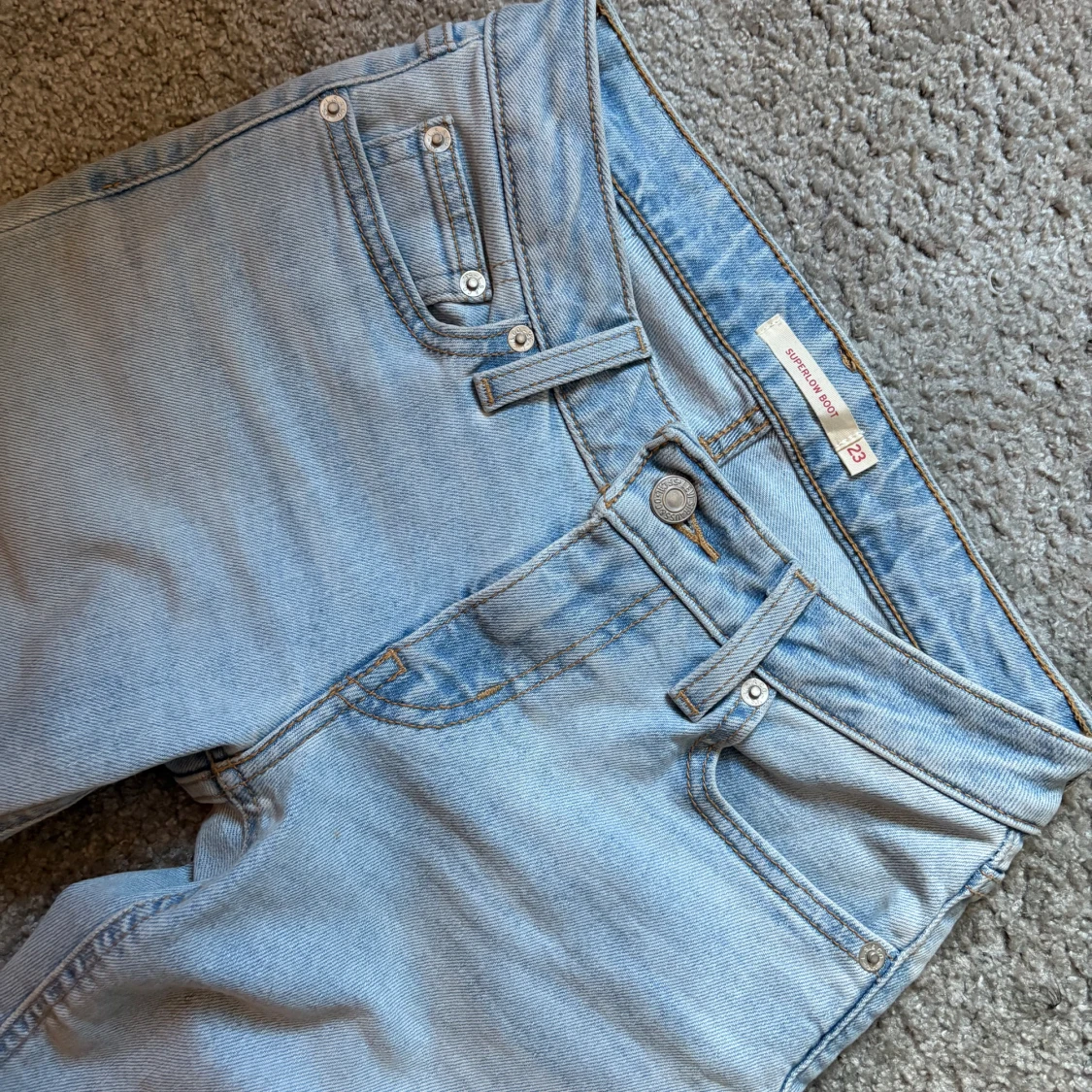 Levi's 501 ljusblå jeans, lågmidjade bootcut jeans orginal pris: 999. - 2