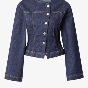 Tailored denim jacket  - Jättesnygg figursydd jeansjacka ifrån Gina tricot ❤️ Storlek L, men liten i storlek så passar S/M bättre 🥰 Hör av dig för frågor eller prisförslag och kolla gärna in min profil för bundles !!