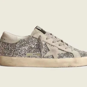 Golden Goose - Hejj! Köpte dessa i början av sommaren och använt typ 7-8ggr. Tagit hand om dem och vill se hur mycket jag kan sälja dem för. Köptes från min kompis för 3300