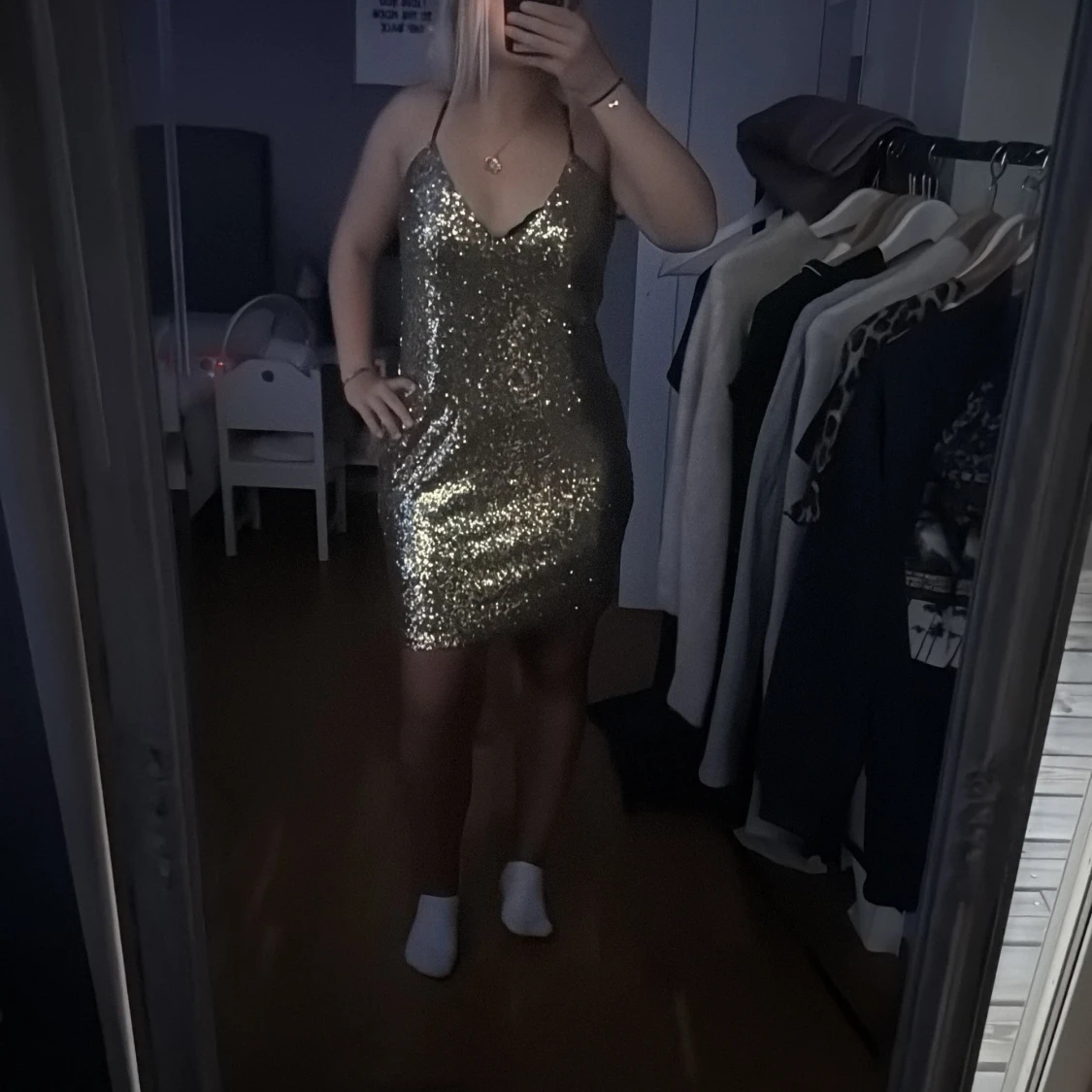 Glittrig guldklänning 