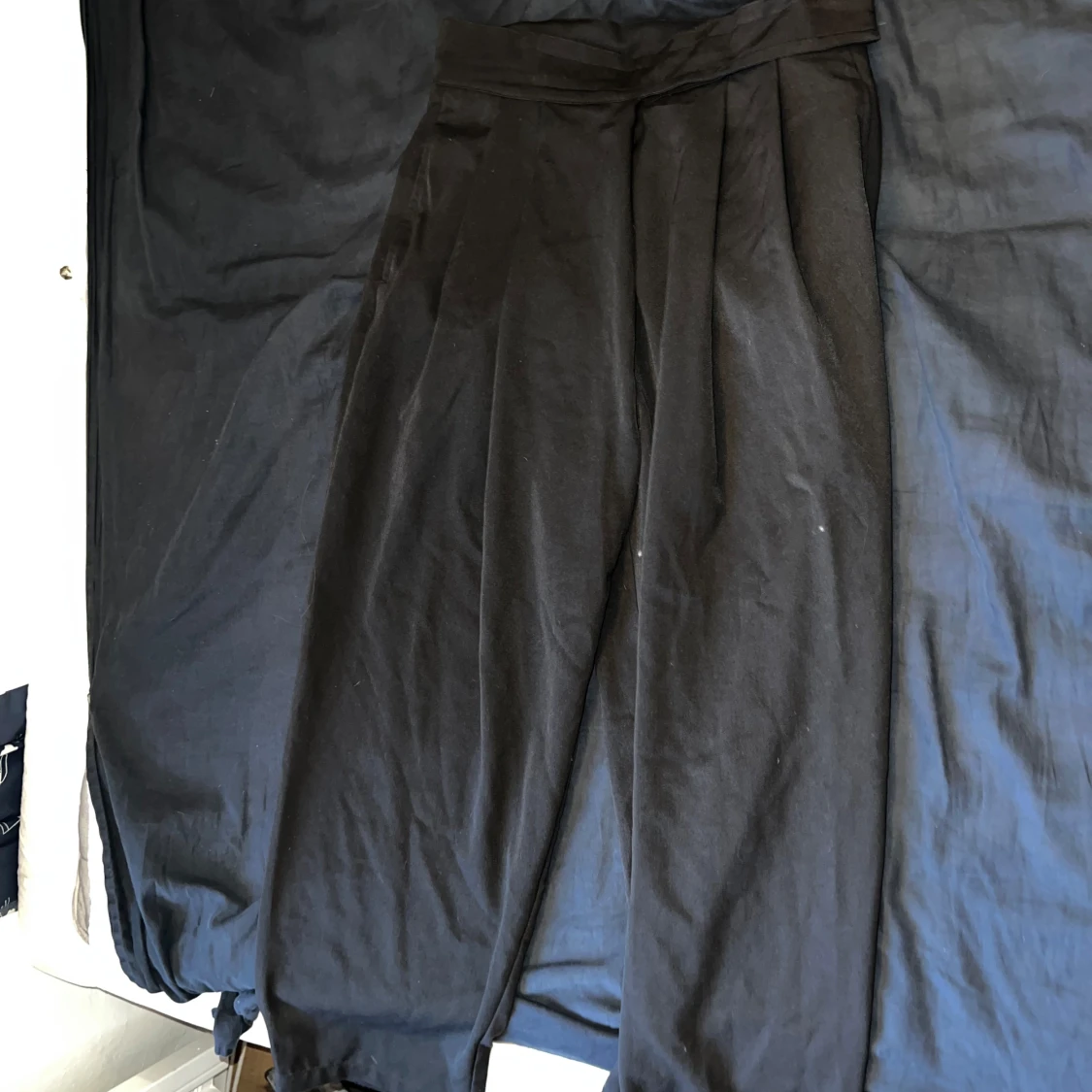 Svarta vida kostymbyxor med hög midja